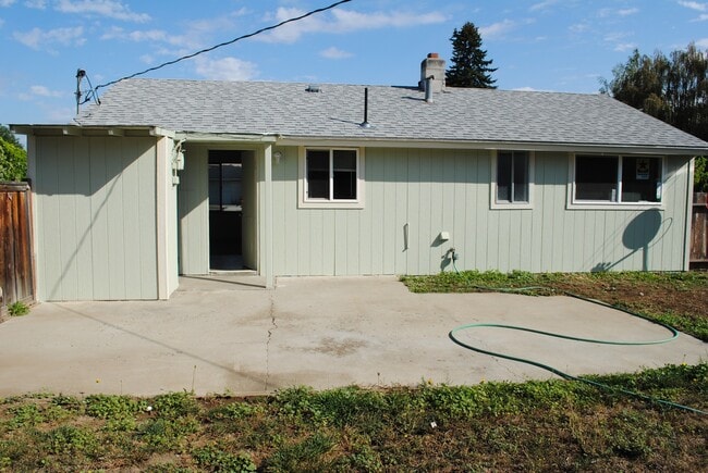 Building Photo - Two Bedrooms & One Bathroom Home