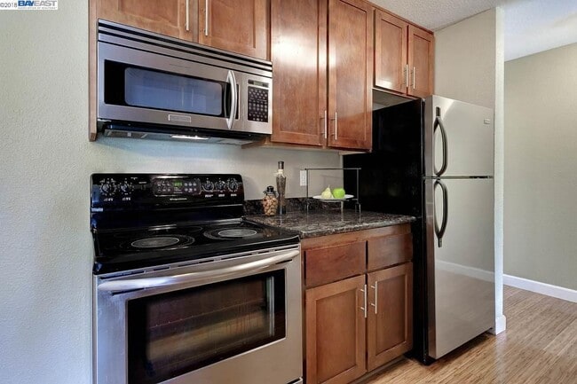 Kitchen range and microwave - 1570 165th Ave
