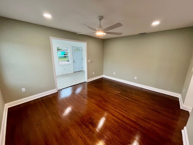 Foto del edificio - Beautifully remodeled 2/1 home in the hear...