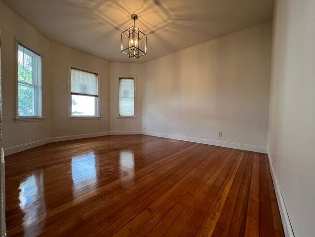 Building Photo - 132 Buttonwood St