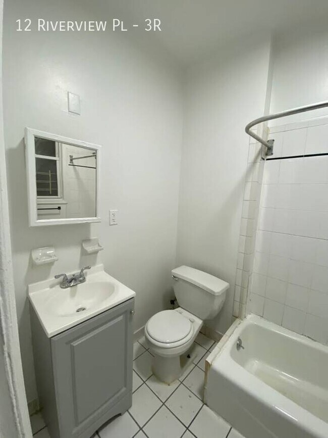 Building Photo - 12 Riverview Pl