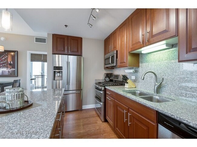 Building Photo - Southloop 2b2b comfortable living!