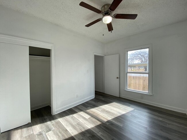 Building Photo - Victor Duplex