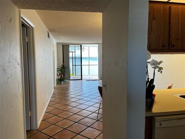 Building Photo - 111 Lake Emerald Dr