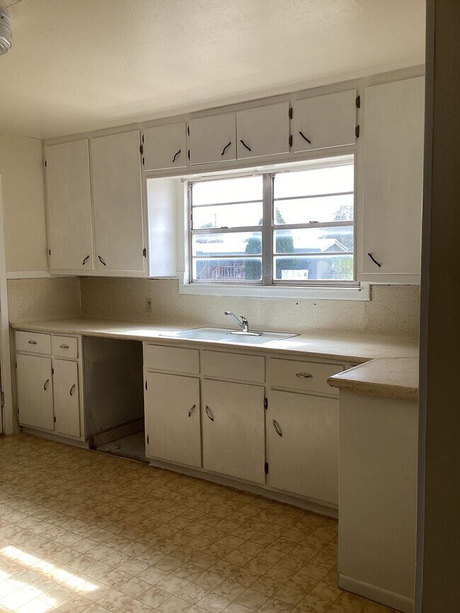 Building Photo - Located in Portales and near ENMU Campus! ...