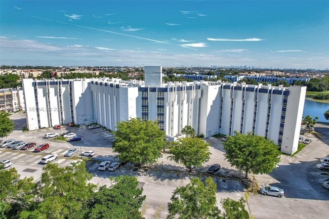 Foto del edificio - 9682 Fontainebleau Blvd