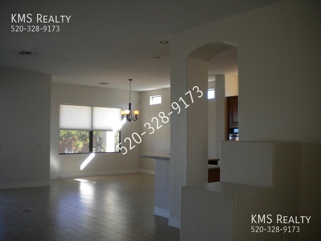 Foto del edificio - 3 Bedroom 2 Bath -5349 E Camino Rio De Luz...