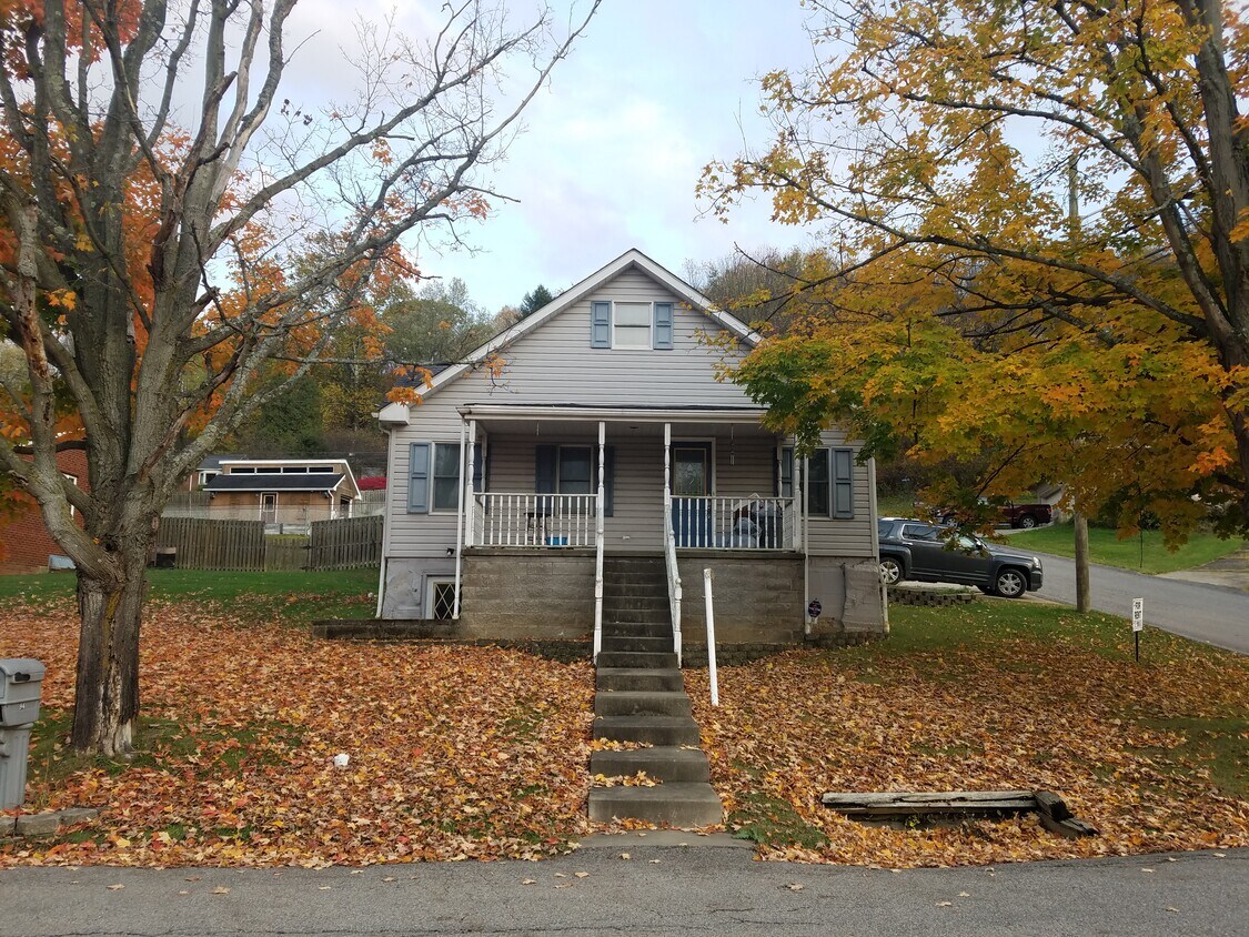 94 Woodlawn Ave, Cecil, PA 15321 House Rental in Cecil, PA