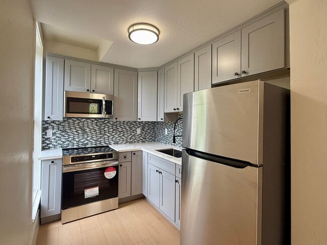 Building Photo - Charming Remodeled 1 Bedroom 1 Bathroom Up...