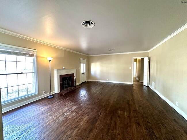 Foto del edificio - 2409 Ellingham