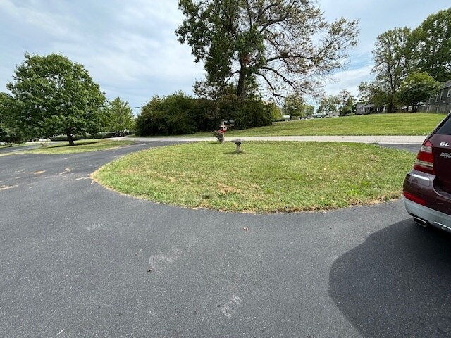 Convenient circle drive and parking area - 101 Sable Ave