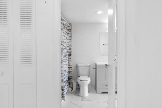 Building Photo - 4164 Inverrary Dr