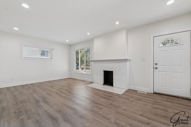 Building Photo - $1300 - Renovated 3 Bedroom