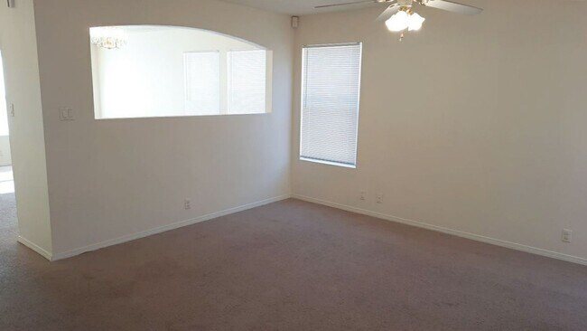 Foto del edificio - 4 Bedroom, 2.5 Bathroom! Lovely Home Comin...