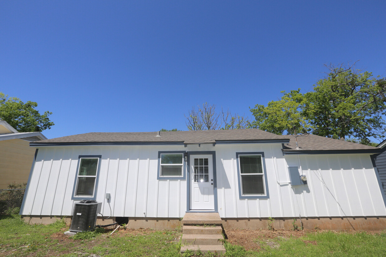 Foto principal - 713 Churchill Dr