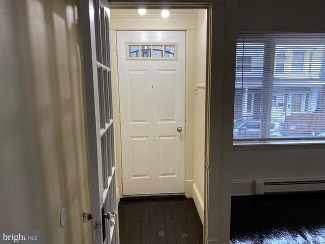 Building Photo - 331 W Lloyd St