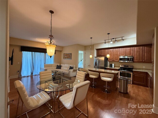 Foto del edificio - 4625 Piedmont Row Dr