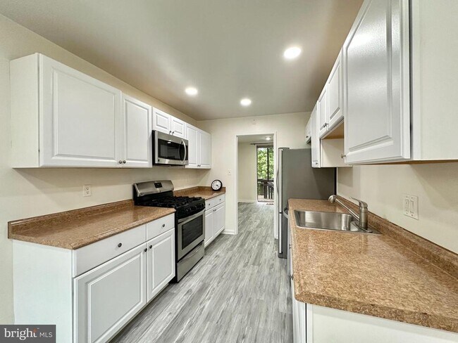 Foto del edificio - 8119 Inverness Ridge Rd