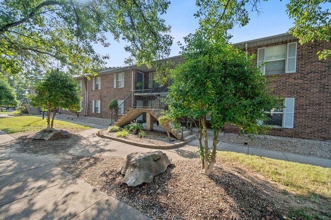 Building Photo - Newly Renovated Unit