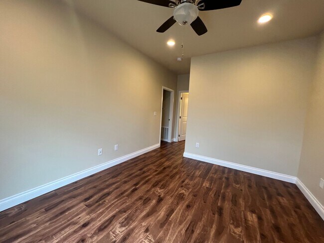 Building Photo - B604