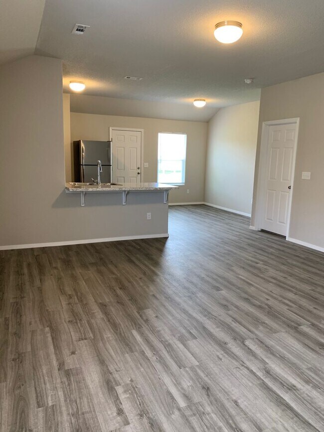 Building Photo - Ready Now- 3 Bed Home - Fayetteville AR!
