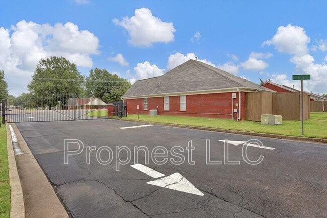 Photo - 840 Barrington Woods Cove House