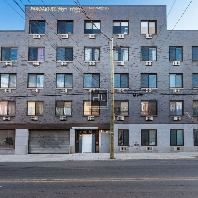Building Photo - METROPOLITAN AVENUE