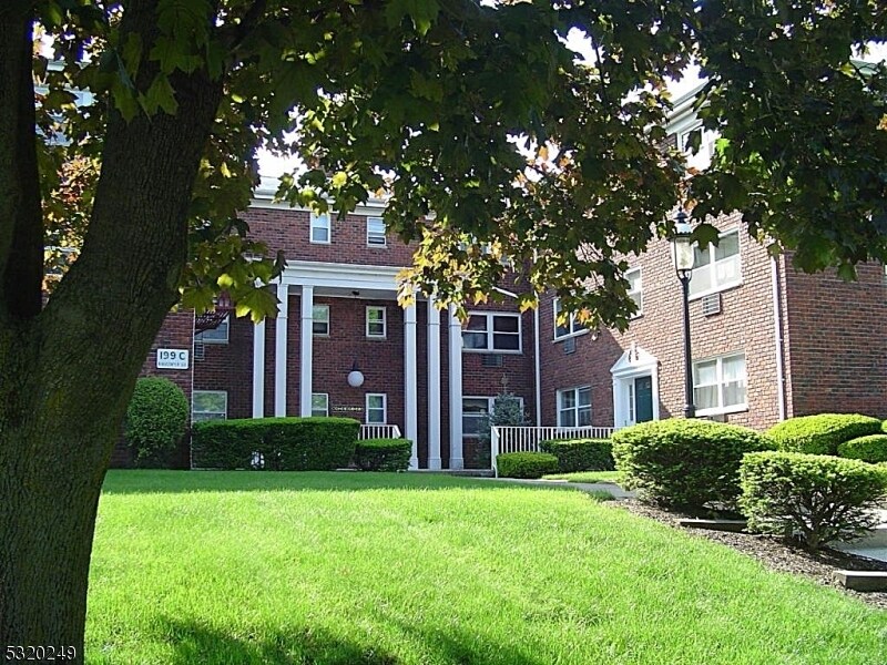 Primary Photo - 199 N Beverwyck Rd