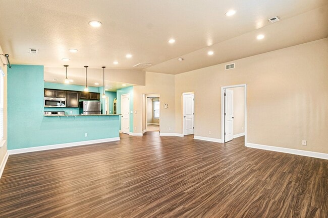 Foto del edificio - Stunning remodeled home with fully fenced ...