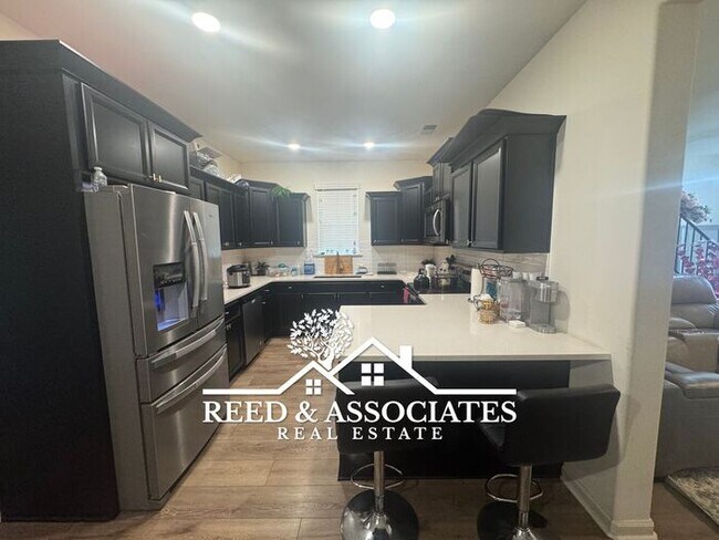 Building Photo - Spacious: 4 Bedroom in Cordova!
