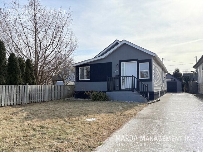 Building Photo - SPACIOUS NEWLY RENOVATED 3 BED/2.5 BATH + HYDRO, WATER & GAS!