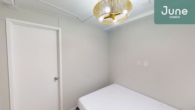 Building Photo - ROOM ONLY in 3-bed/1.0-bath Home