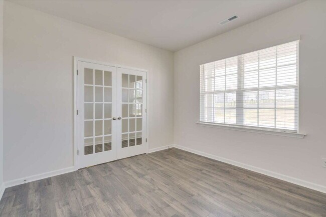 Building Photo - "Spacious 5-Bedroom Haven in Fuquay-Varina!"