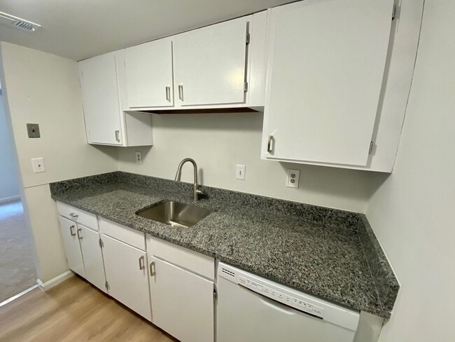 Building Photo - Broadneck Schools! 2 Bedroom Townhouse Sty...