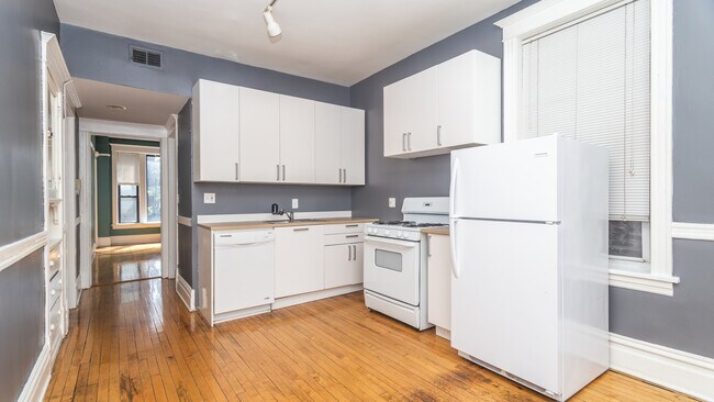 Kitchen - 1028 N Marshfield Ave