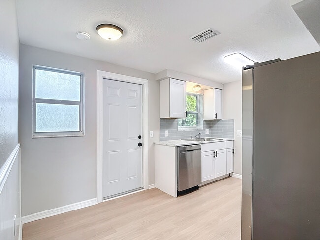 Building Photo - 5711 Pine St