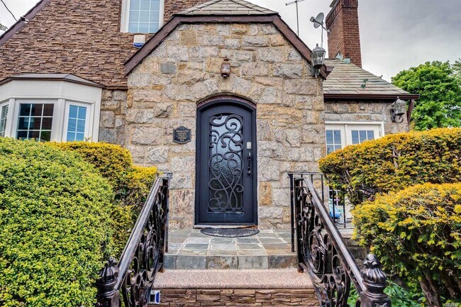 Foto del edificio - 172-27 Henley Rd