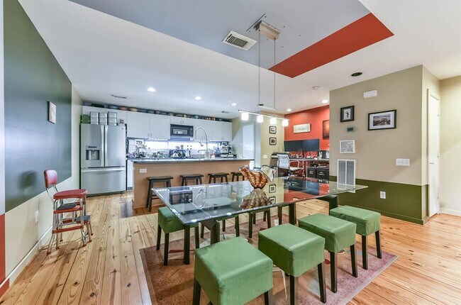 Building Photo - 925 Robin St