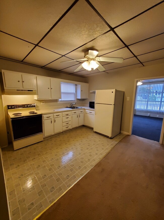 Building Photo - 396 W Clements Bridge Rd