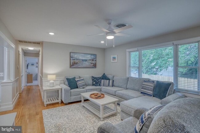 Building Photo - 705 Country Club Rd