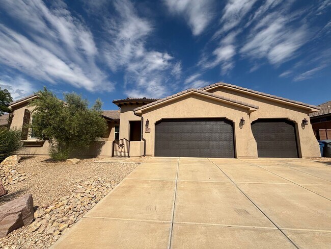 Foto del edificio - SPACIOUS HOME FOR RENT!