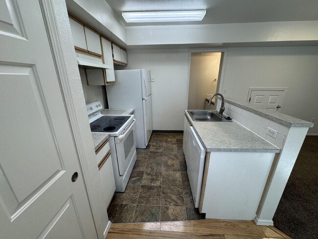 Building Photo - 3 bedroom, 2.5 bath Townhouse