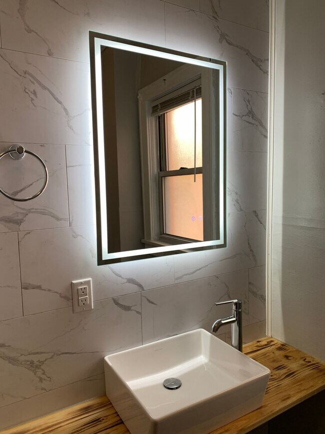 Foto del edificio - 2 bedroom 1 bath with laundry