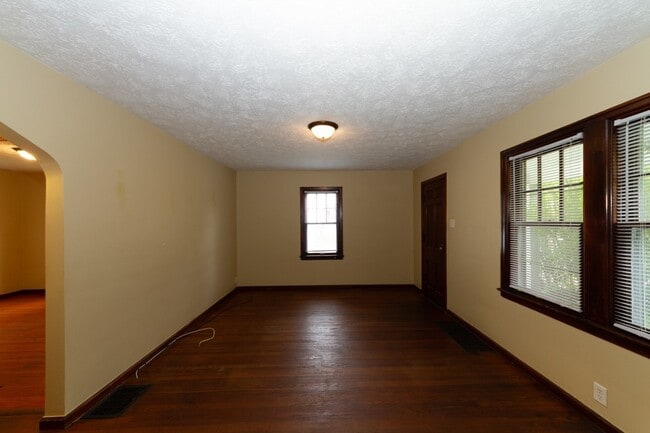 Building Photo - 1 bed 1 bath. Located in desirable Christi...