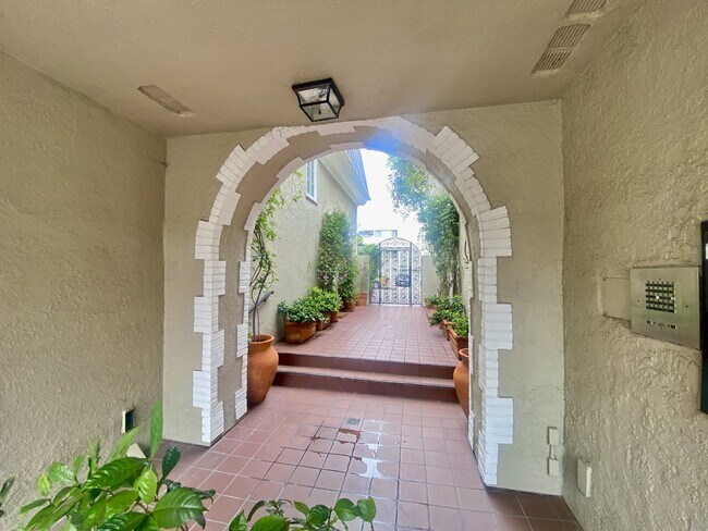 Building Photo - 2 + 2.5 Beautiful Two-Story Condo in Santa...