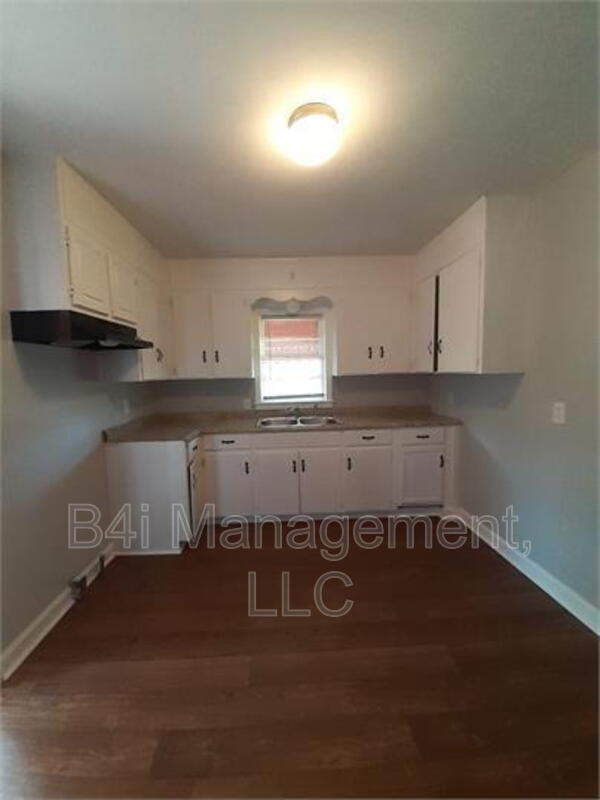Primary Photo - 1102 33rd St