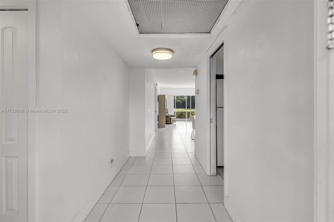 Building Photo - 3100 N Palm Aire Dr
