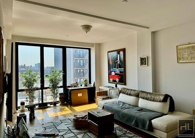 Foto del edificio - Gorgeous rent stabilized one bedroom with balcony