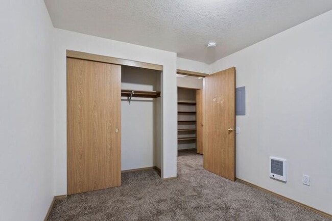 Foto del edificio - Now Leasing at Jonathan’s Place – Modern C...