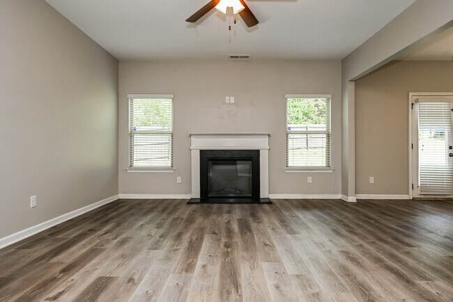 Building Photo - 221 Magnaview Dr